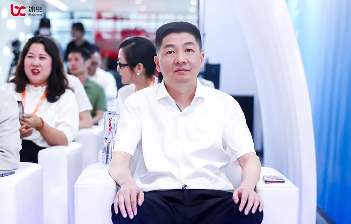 “謝震業”與冰蟲品牌簽約
