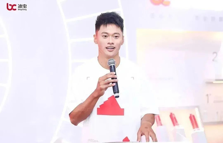 “謝震業”與冰蟲品牌簽約